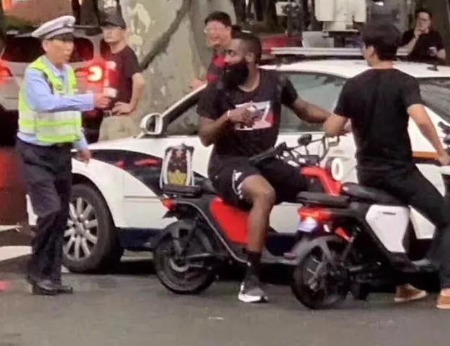 哈登在上海骑电动车被交警查,人民日报盛赞:规矩面前无大牌 99re久久热在线播放快