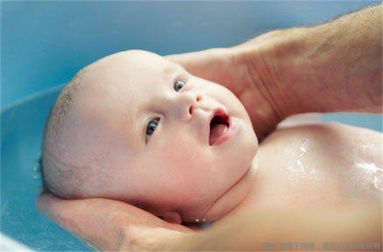                     夏天给宝宝洗澡致脑部感染！这些洗澡误区千万别碰！