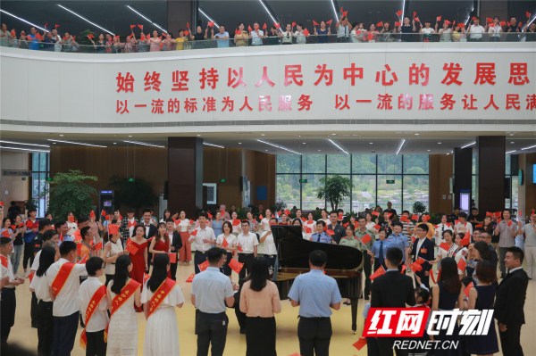 宁乡市千人快闪 激情同唱《我的祖国》 凯发国际娱乐网