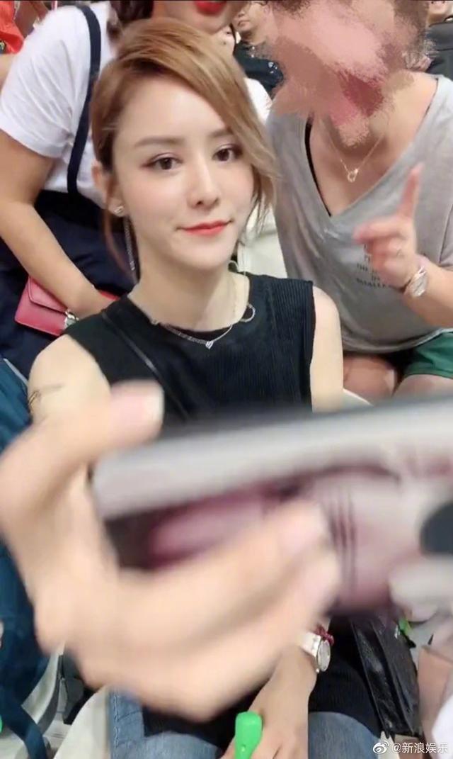 张馨月现身林峯演唱会大方和粉丝合影俨然有了女主人的派头