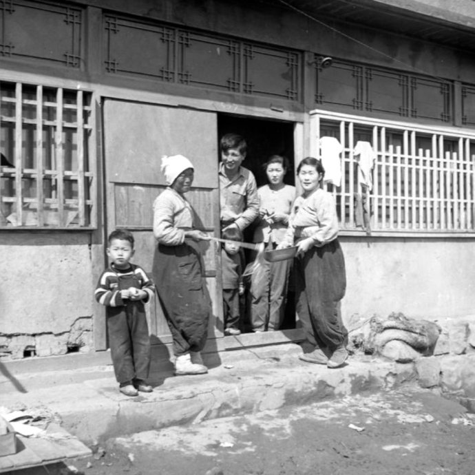 1950年代停战后的韩国,美军还没撤走,女人们跟他们很