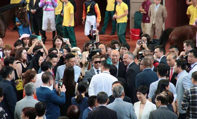 54岁郭富城牵手32岁娇妻十指紧扣太甜!网红方媛人生真赢家 日博bt365