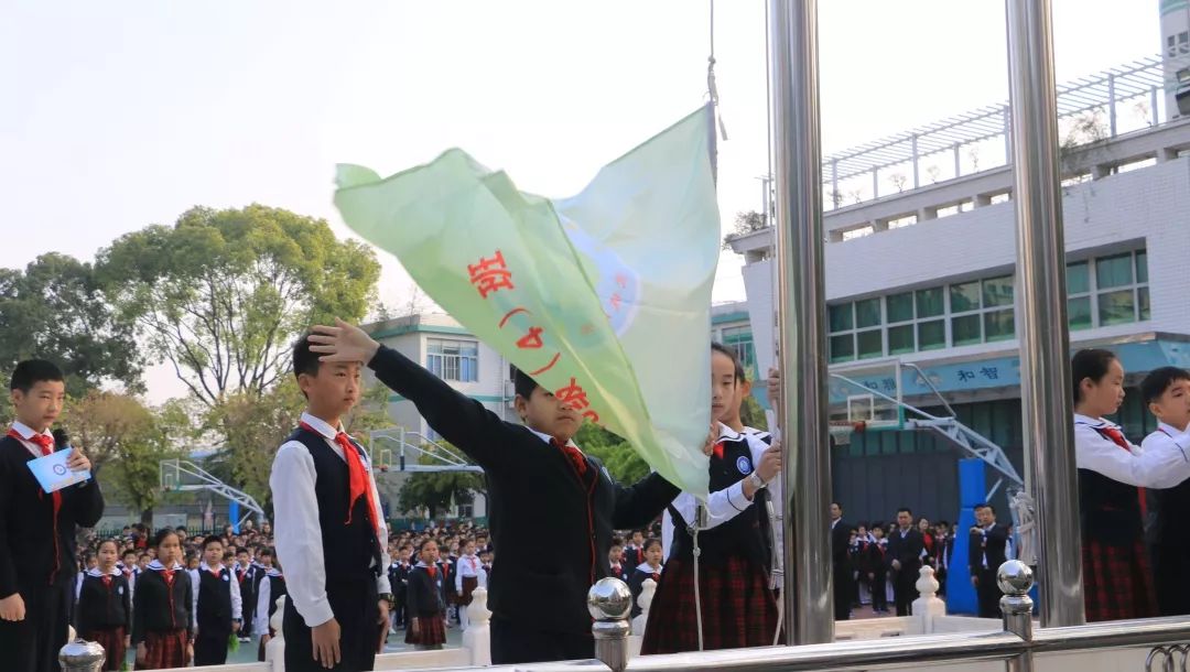 周一,我们的班旗跟着国旗校旗冉冉升起 各中队班旗展示