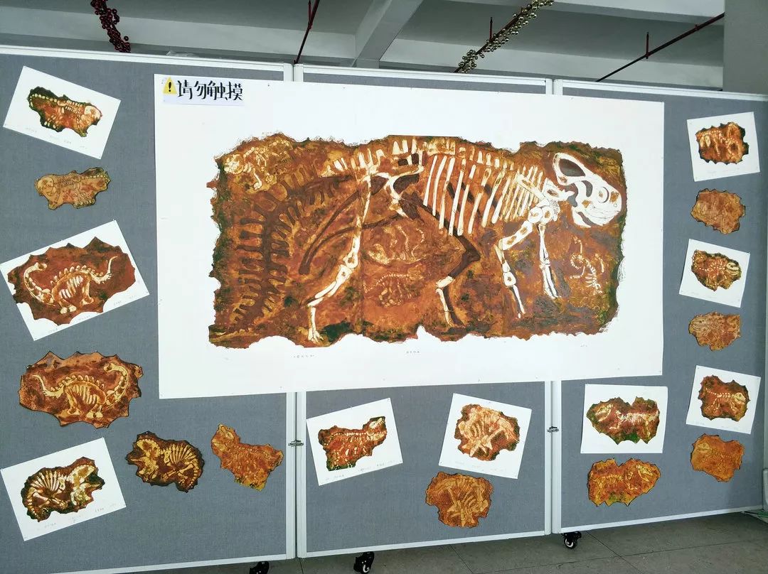 有二十四节气为内容的粉印版画,针刻版画;有以恐龙化石为表现对象的