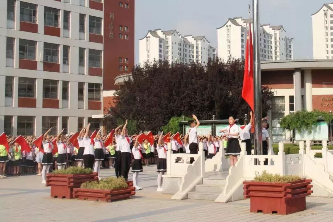 【升旗台】初心不改,传承使命,肥城市龙山小学举行国旗护卫队交接仪式