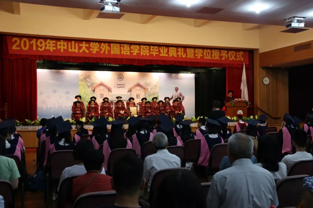 外国语学院毕业典礼暨学位授予仪式现场伴随着激昂的校歌,蒲志鸿教授