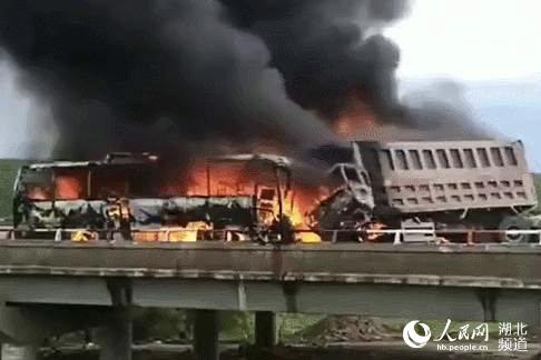 湖北黄石一大巴车在内蒙古与两货车相撞起火 事故致6人死亡 澳门百家乐代理