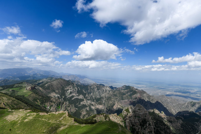 山高人为峰,站在山顶用无人机给自己拍张照片,身后是平坦的银川大平原