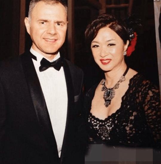 51岁金星穿旗袍亮相机场,脖子脸部浮肿惹关注! 立即博v1bet