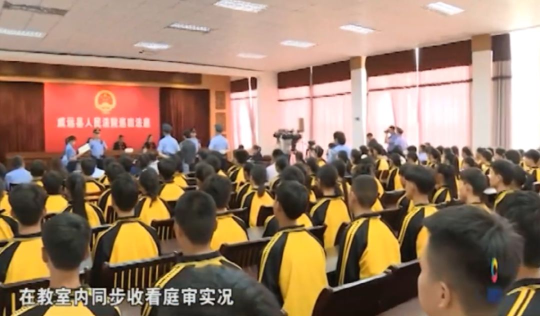 3万人观看庭审!威远这个姓兰的在老车站干坏事儿着夺起... 亚洲制服卡通动漫丝袜