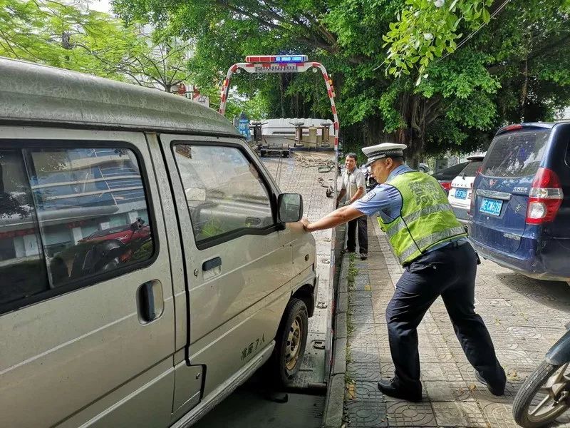 所有合浦人请注意合浦交警开始整治违停行为