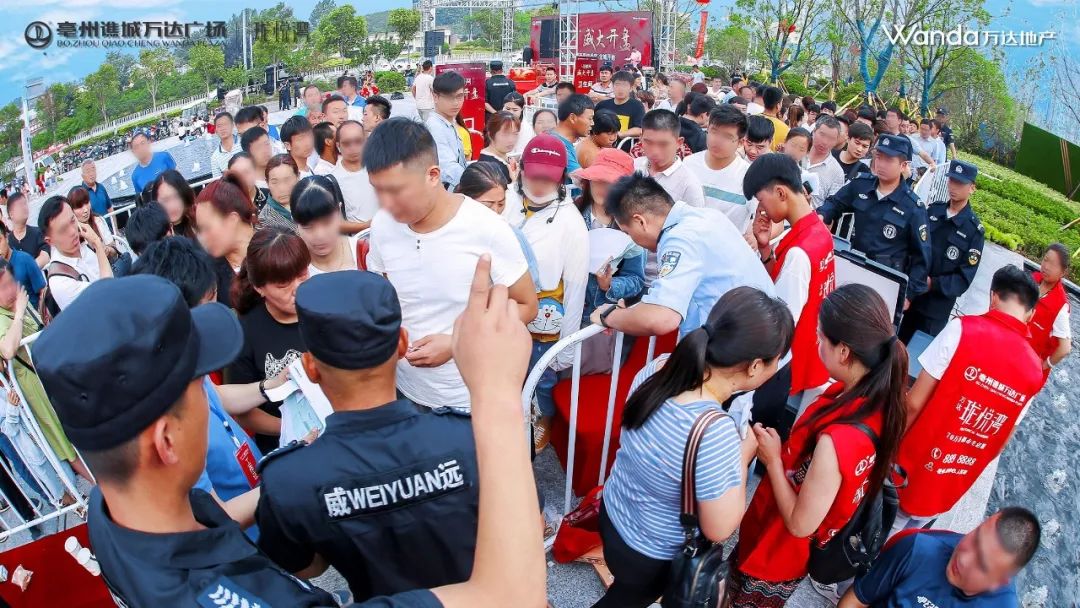 攘攘的人群更是迎来一股抢房热浪万达珑悦湾盛夏来临气温升高全场爆满