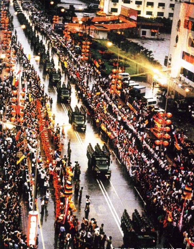香港回归老照片:市民迎解放军进驻,港督女儿成泪人