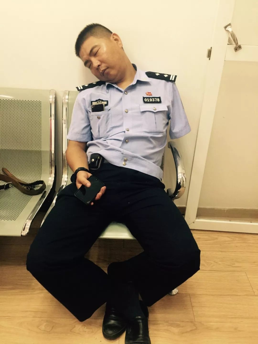 预告今晚930榜样鲍志斌坚守一线的独臂警察