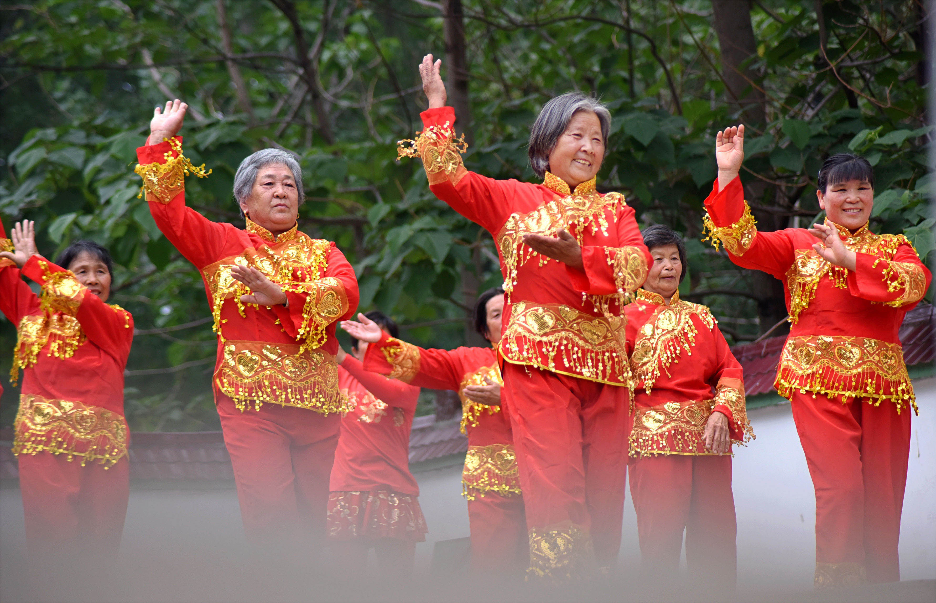 6月20日"山里大妈"在村文化广场练习广场舞.