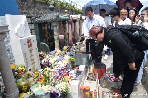 黄家驹逝世26周年 歌迷齐聚坟前祭拜哭唱《海阔天空》