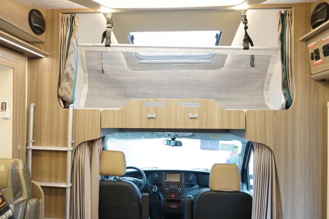 房车的车厢内部采用经典的c型拓展房车布局,必要的安全设施,餐饮设施