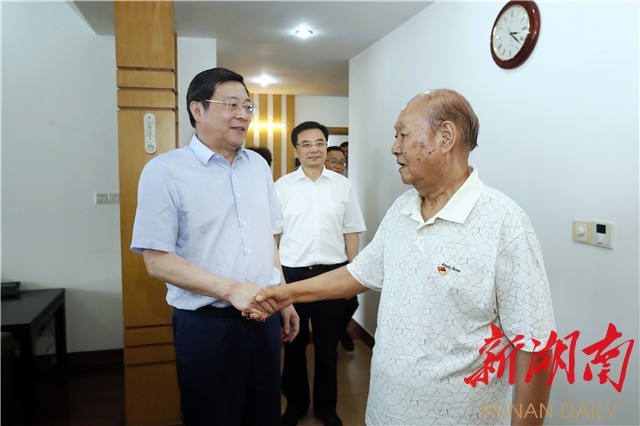 杜家毫走访慰问老干部老党员 澳门新濠天地官网3599