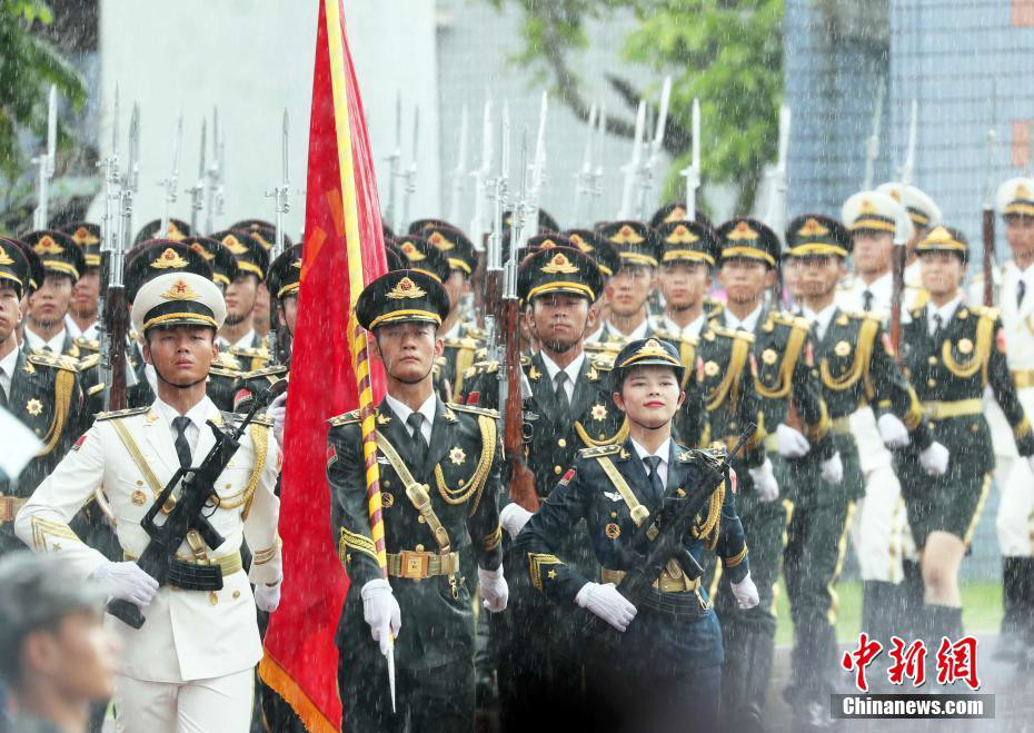 7月1日上午,中国人民解放军三军仪仗队雄赳赳气昂昂举行升旗仪式.