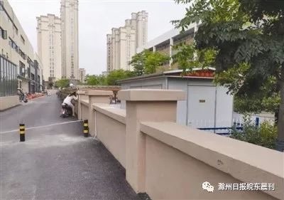 滁城一消防通道高高在上,校园围墙矮了半截 太阳城菲律宾官网