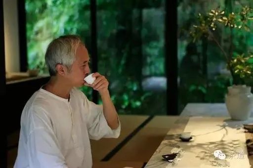 喝茶到了一定年纪后…… 在床上男脱女人的内衣
