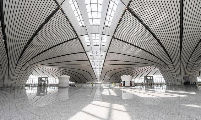 北京大兴新机场主要工程竣工夜晚候机楼更绚丽