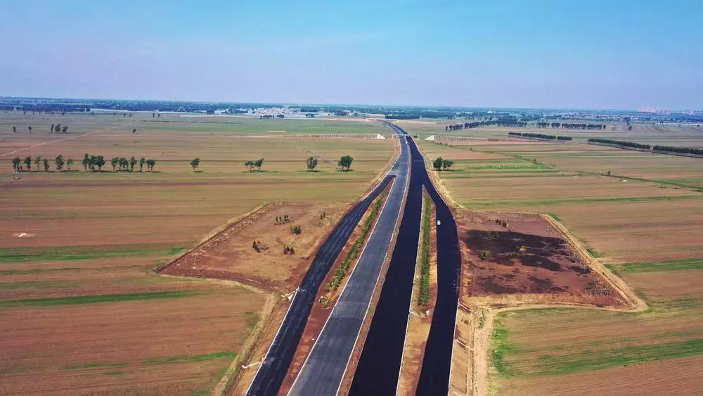这条高速公路从榆树市延伸至松原市,由东向西贯穿了京哈铁路,京哈高铁