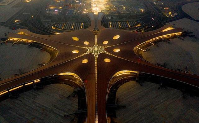 北京大兴新机场主要工程竣工夜晚候机楼更绚丽