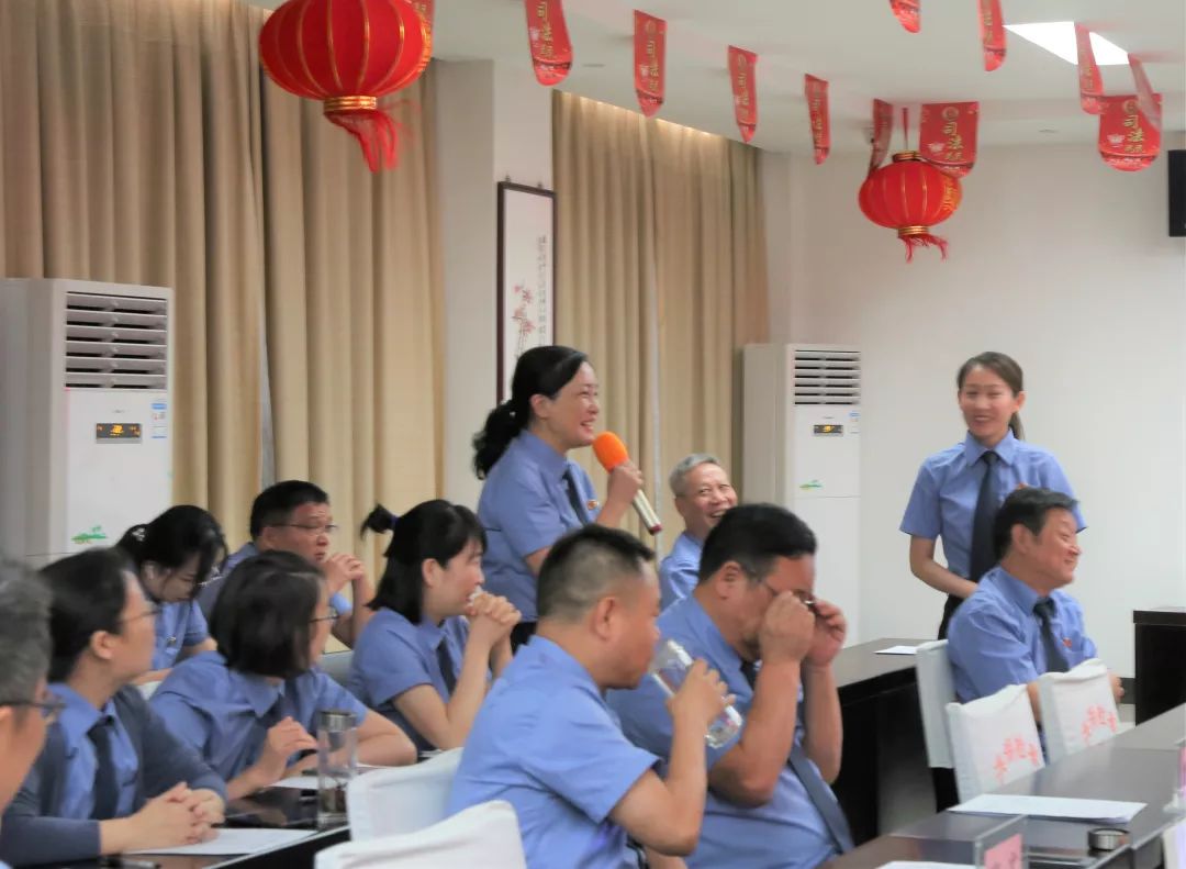 为丰富活动内容,台下干警参与游戏互动邱文检察长致辞并演唱《中国人