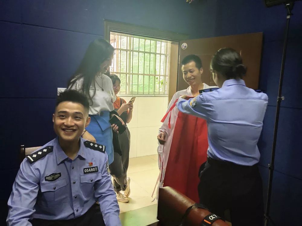 大竹警察小哥男扮女装,走红全网!现实生活中却这么帅气!