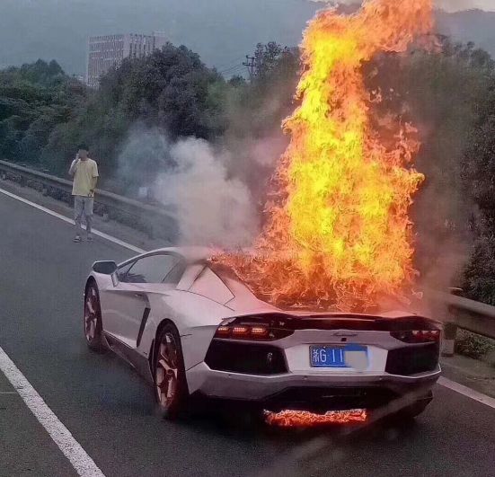 男子借700万粉红色兰博基尼,开上高速烧成废铁!原因让人崩溃 明升88开户