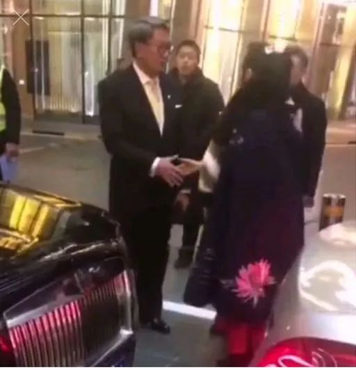 女明星开迈巴赫撞劳斯莱斯,握手言和网上爆红!现在她被告了… 千亿国际游戏的网站