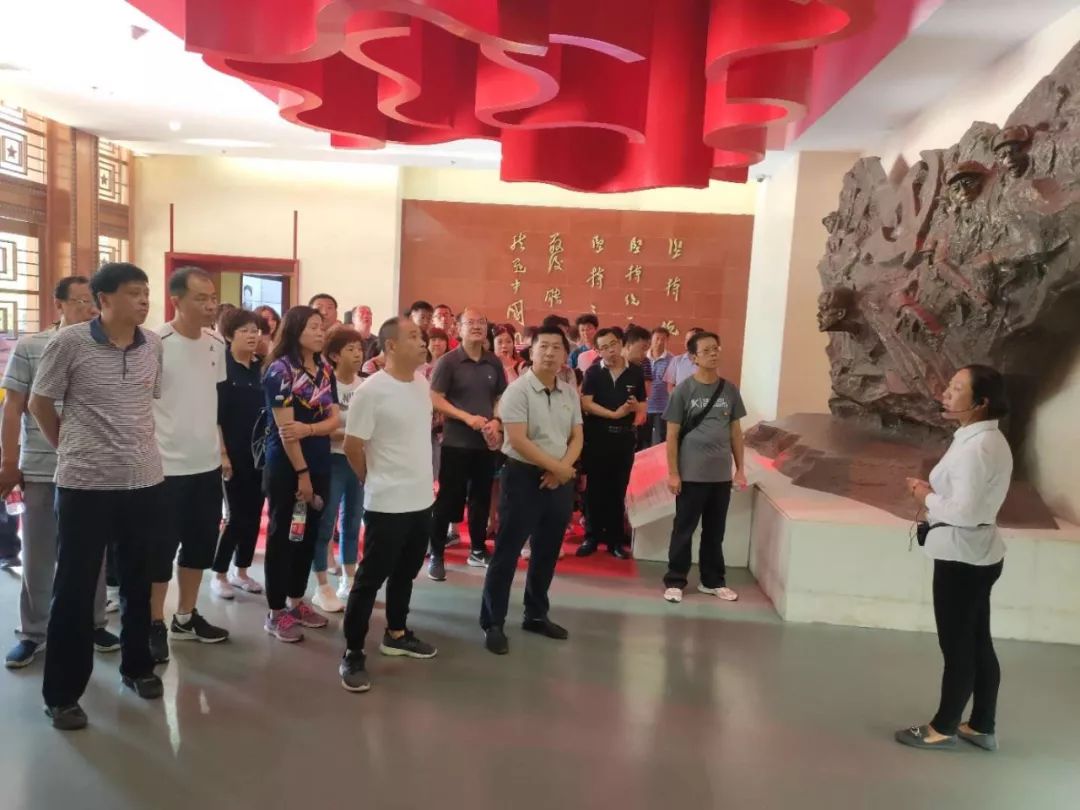 随后在讲解员的带领下,全体党员参观了纪念馆.