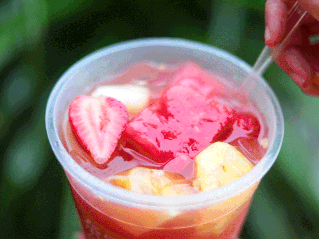 不仅可以和闺蜜共享一杯桃桃莓,还能在夏日午后吃着水果吹着三坊七巷
