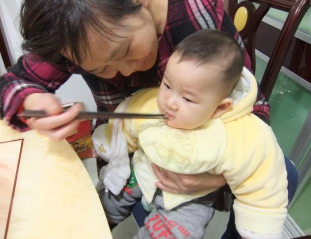                     夏季这3种带娃方式，毁了娃，6岁女童脾虚不长个，你还这样做？