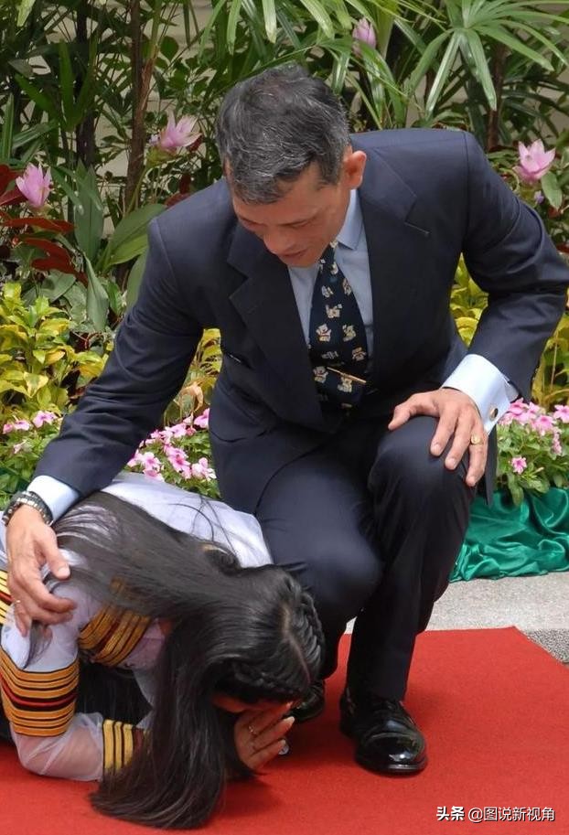 她跪在地上一脸崇拜地看着父亲 图为泰国公主正在行跪拜礼的画面,她的