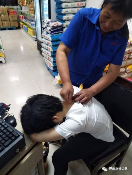 女司机驾车中暑险出意外,好在细心的保洁大姐及时发现…… 赌博直营游艺
