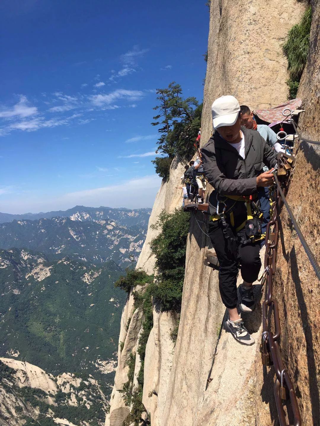 心怀梦想 阅览华山║万洋商贸城商管团队"华山一条路"