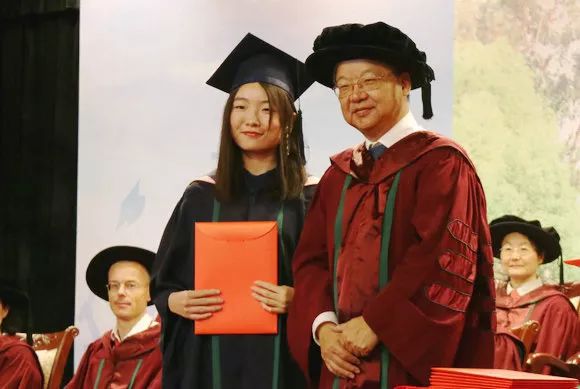 生颁授学位▲王东风院长为博士毕业生颁授学位导师代表蒲志鸿教授发言