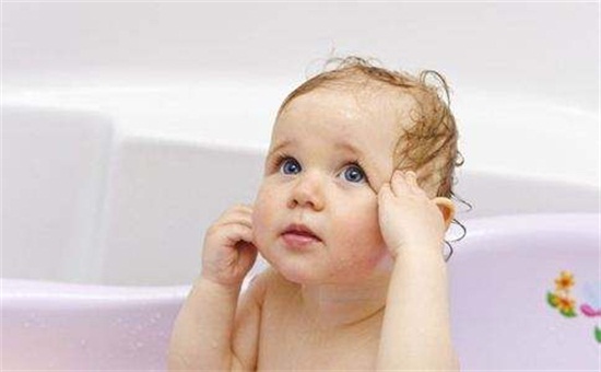                     夏天给宝宝洗澡致脑部感染！这些洗澡误区千万别碰！