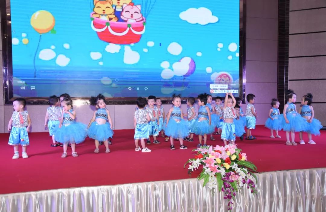 热烈祝贺徐闻县快乐幼儿园毕业典礼暨文艺汇演圆满成功