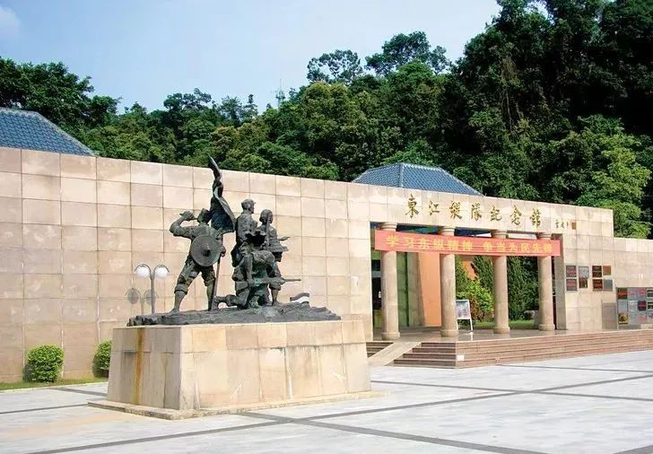 东江纵队纪念馆于2003年建成开馆,与东纵司令部旧址冲虚古观相邻.