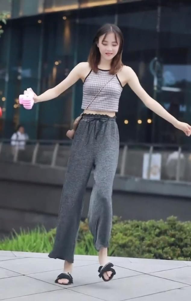 美女穿拖鞋,表演“风火轮无敌腿”,下一秒却让网友笑出法令纹 百万发注册地址