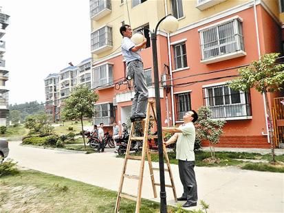 地面起沙、墙体开裂斑驳…小区加速折旧 管护缘何出现短板 亚洲通注册