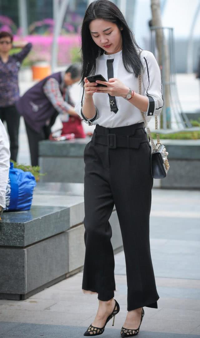 街拍美女:美丽的小姐姐,白衣搭配黑裤,显得落落大方又优雅