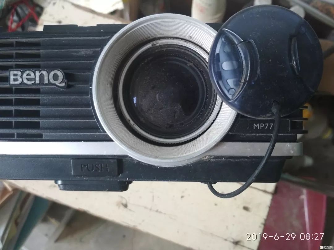 面包板网友动手拆解投影仪