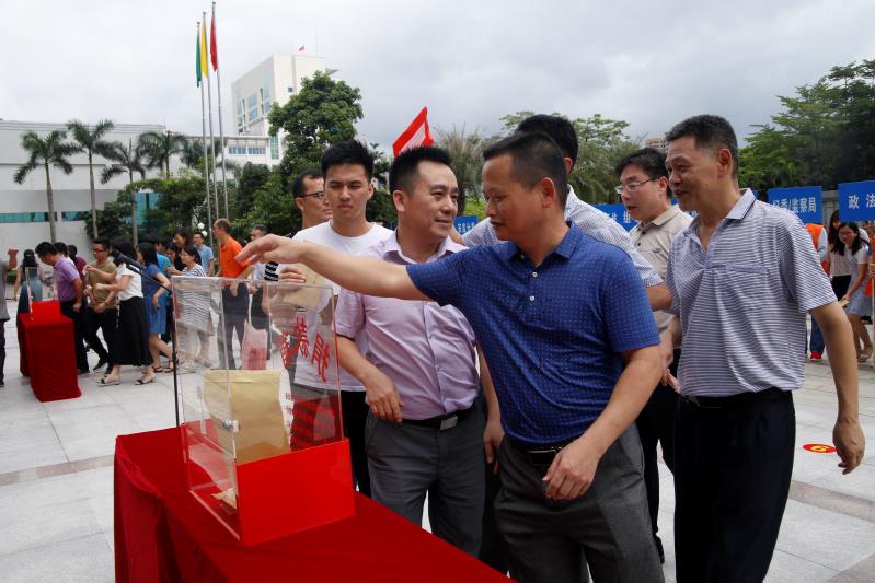 通讯员罗 清)日前,大亚湾2019年"广东扶贫济困日"活动在区管委会行政