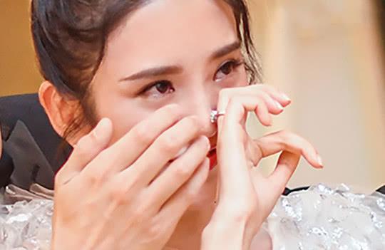 唐艺昕的婚戒被曝光,给父母斟茶哭成泪人,张若昀帮老婆拭泪水