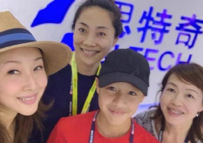歌手孙悦12岁儿子曝光,母子首次探班富豪老公,身高赶超妈妈