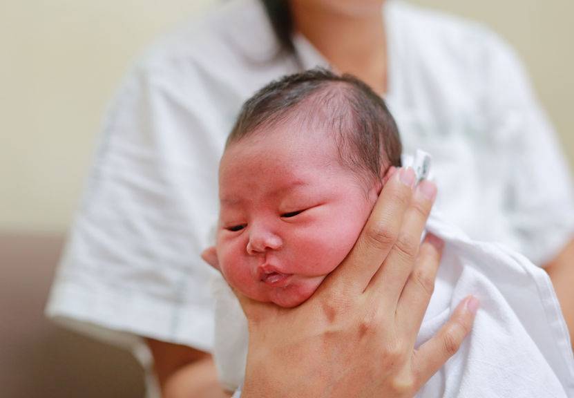                     悲剧！11个月大男婴挂水后回家忘记喂乳，醒来竟已断气！
